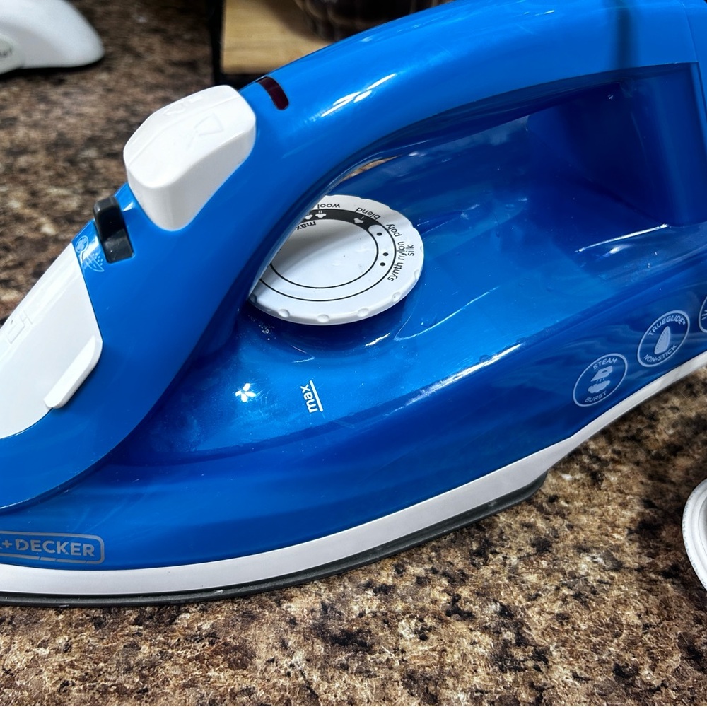 Black & Decker Vibrant Blue Iron